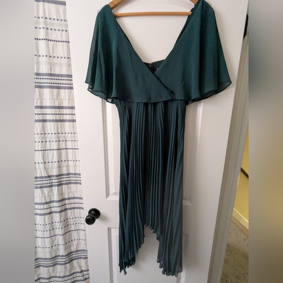 NWT Kensie Handkerchief Hem Pleated Dress - Picture 3 of 7